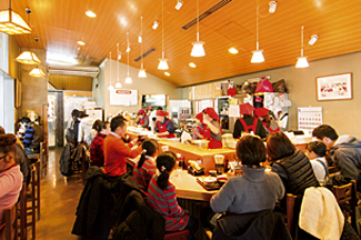 市場食堂よし 店内