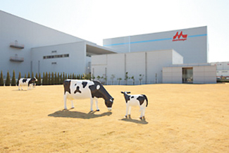 森永乳業神戸工場 牛のオブジェ