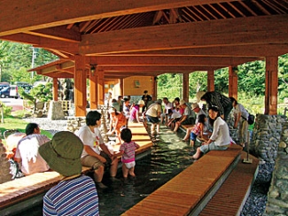 第2駐車場の近くには足湯もある