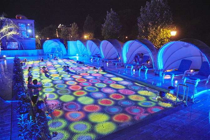 お台場に巨大ウォーターパーク出現 話題の ナイトプール は超ロマンチック じゃらんニュース