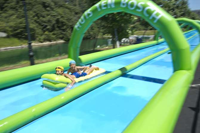 お台場に巨大ウォーターパーク出現 話題の ナイトプール は超ロマンチック じゃらんニュース