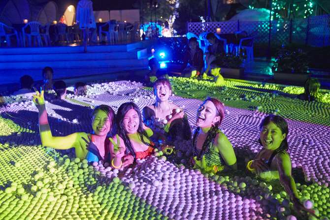 お台場に巨大ウォーターパーク出現 話題の ナイトプール は超ロマンチック じゃらんニュース