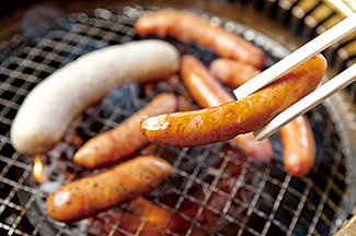 ドイツ製法で手作りするソーセ ージ＆焼肉付きは大人2095円