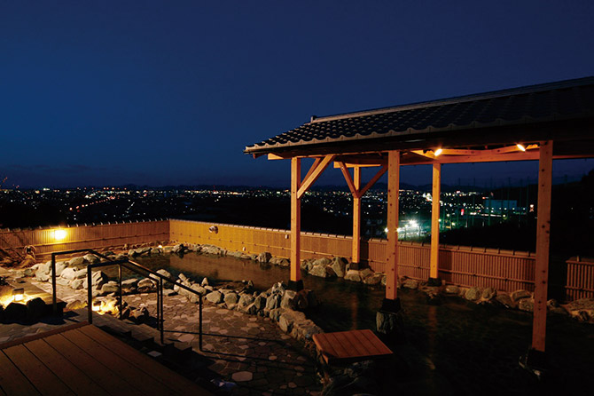 夜景が楽しめる露天岩風呂