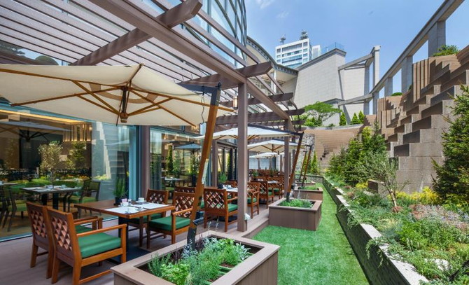 GARDEN DINING