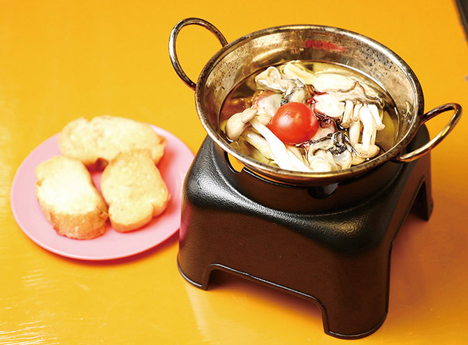 アヒージョ(パン付) 500円