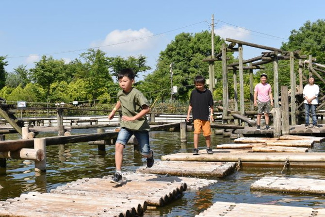 全国】大人も子どもも楽しめる水上アスレチックおすすめ8選！家族で1日