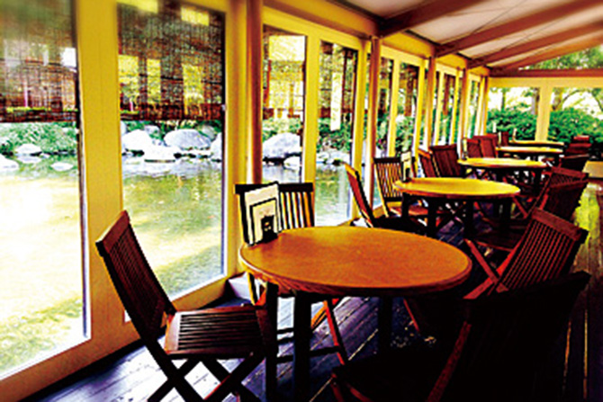 水辺のカフェテラス