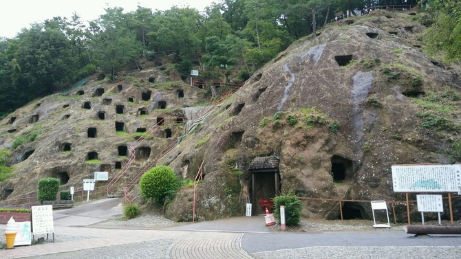画像出典：じゃらん観光ガイド　吉見百穴