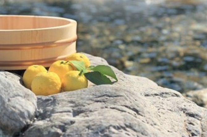 柚子風呂ってなぜ冬至に入るの 効果や入り方 使った柚子の使い道も じゃらんニュース