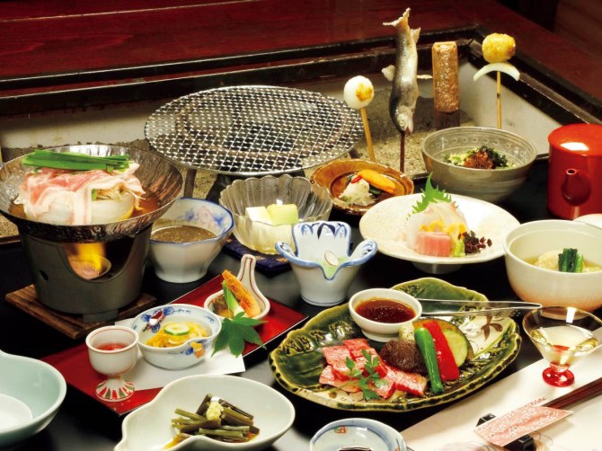 いろり会席と源泉100%秘湯の宿 平の高房