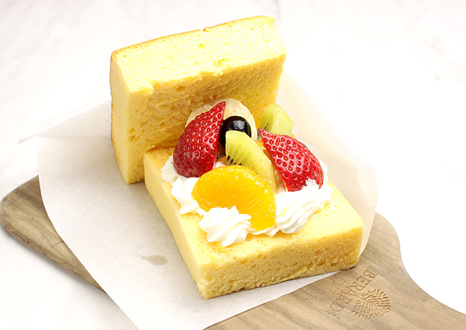 食べ歩き 台湾カステラバーガー ミックスフルーツ