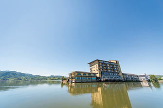 湖上に浮かぶ 絶景の宿 千年亭