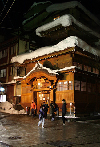 温泉街で湯めぐり