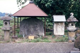 一石観音三尊立像石造薬師 如来立像（岩崎）