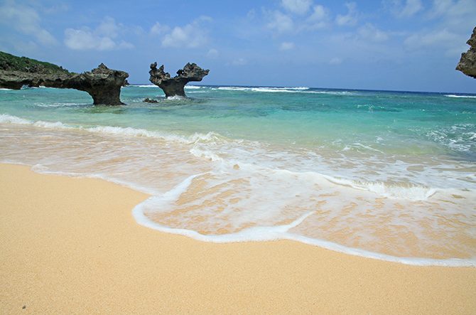 【沖縄・古宇利島】ハートロックへの行き方&楽しみ方!近くの駐車場や撮影ポイントも