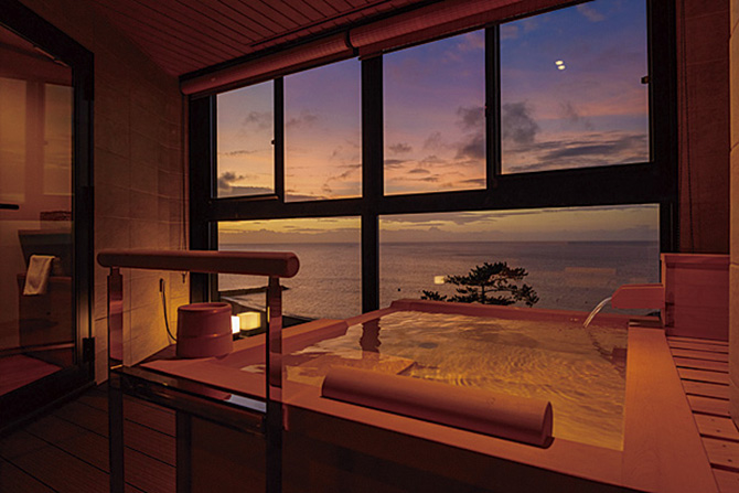 夫婦岩前 大石屋