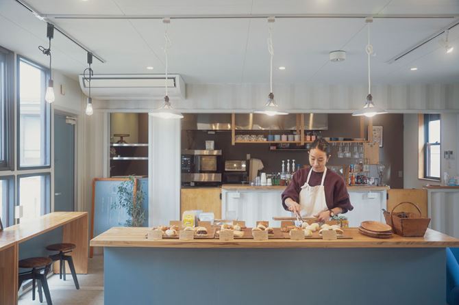 HOME ROASTED COFFEE AND BAKED GOODS Lampe