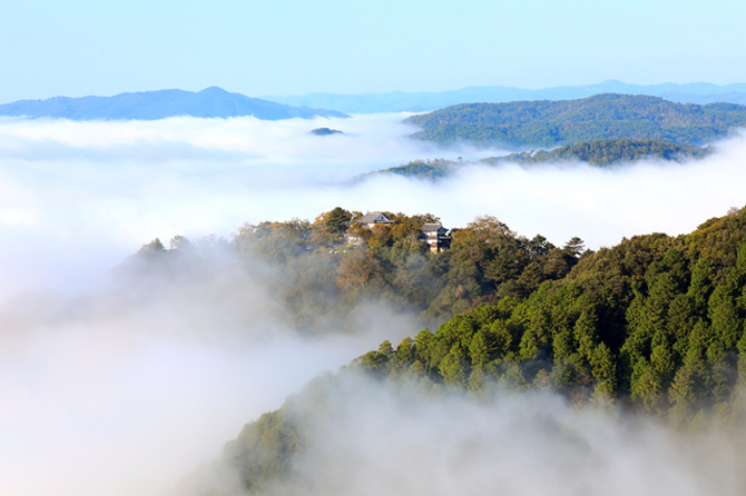 雲海に浮かぶ備中松山城を望む展望台