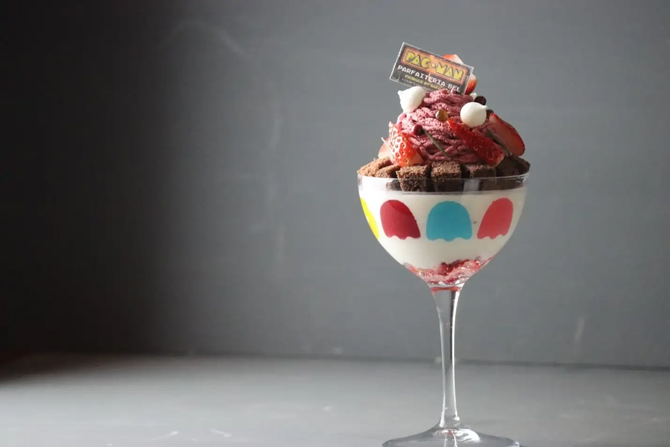 パックマンパフェ ～夜パフェ苺～ PAC-MAN（TM）＆（C）Bandai Namco Entertainment Inc.