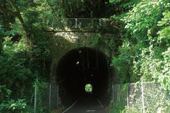 旧小浜鉄道跡の緑のトンネル