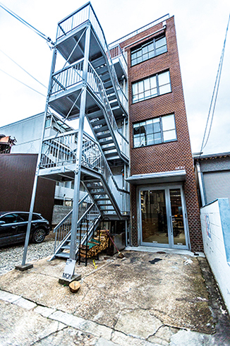 MON - GALLERY AND WINE BAR