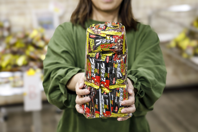 ブラックサンダーの詰め放題が楽しめる！限定商品も買える工場直営店と