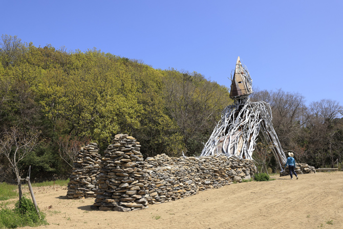 伊東敏光＋広島市立大学芸術学部有志作の『ダイダラウルトラボウ』（Photo：Keizo Kioku）