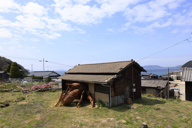 尾身大輔作の『ヒトクサヤドカリ』（Photo：Keizo Kioku）