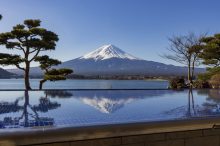 冬富士の絶景を全客室、露天風呂、庭園等から正面に望める湖畔の湯宿「秀峰閣 湖月」