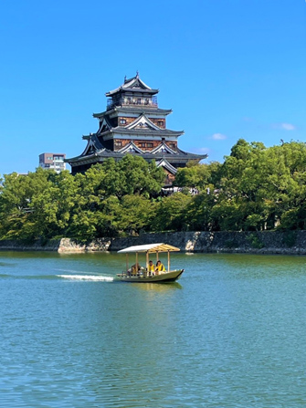 広島城天守と遊覧船