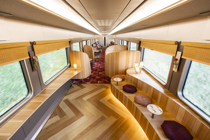 JR西日本　観光列車「はなあかり」