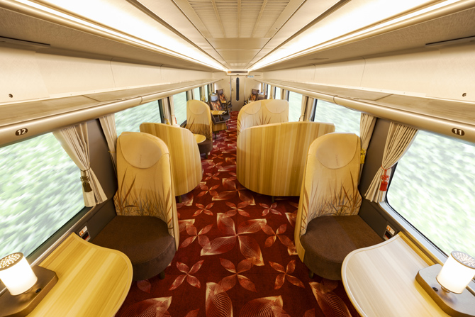 JR西日本　観光列車「はなあかり」