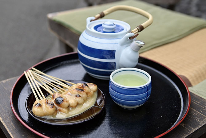 あぶり餅 本家 根元 かざりや