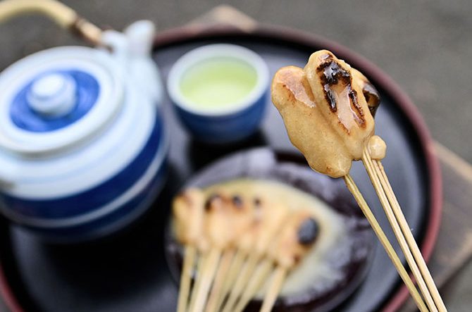 今宮神社の門前に並ぶ名店のあぶり餅は必食！一和・かざりやを食べ比べ＜京都・2026＞