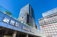 新宿駅周辺のコインロッカーを紹介！料金や利用時間、大型などサイズ別の数も調査＜20…