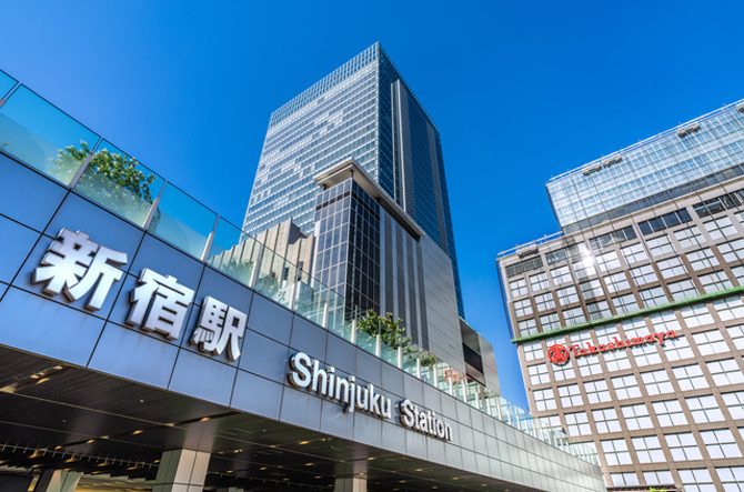 新宿駅周辺のコインロッカーを紹介！料金や利用時間、大型などサイズ別の数も調査＜2026＞