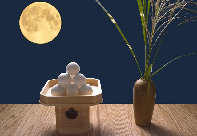 十五夜とは?2026年はいつ?お月見の風習を解説!月見団子やススキのお供え方法も
