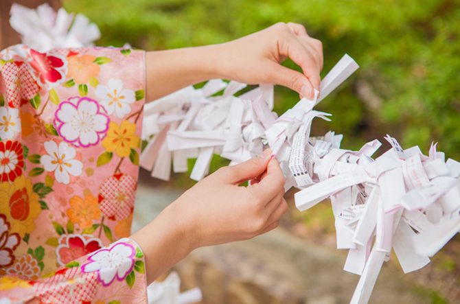 おみくじの運勢の順番・意味は?「待ち人」など読み解き方や参拝マナーも解説
