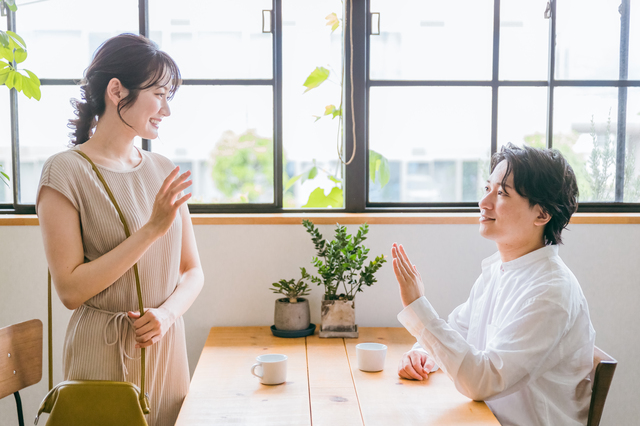 手を振る男女