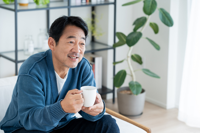 マグカップを持つ男性