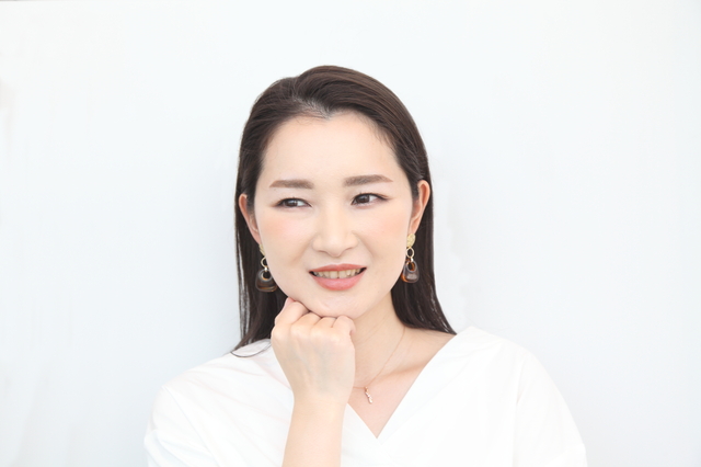困った顔の女性