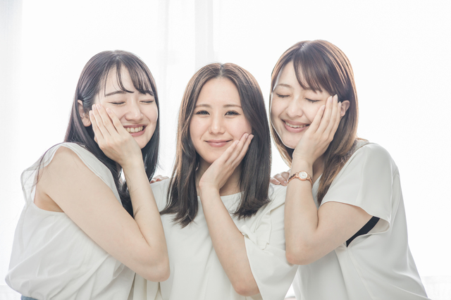 嬉しそうな女性3人