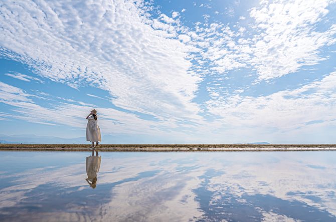 【日本国内】まるで「ウユニ塩湖」な絶景スポット7選!神秘的な反射に感動<2026>