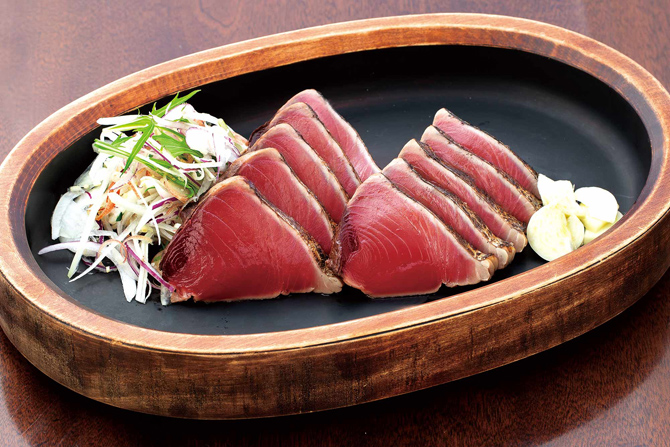 「一本釣り 鰹たたき」司食堂