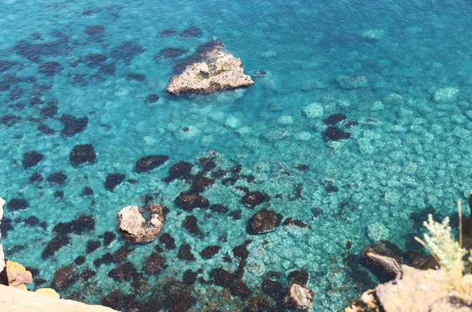 「ウニのついで」で遭遇!南国とは違う強さを持つ、北の海の圧倒的なブルー – 「北海道・積丹」の絶景