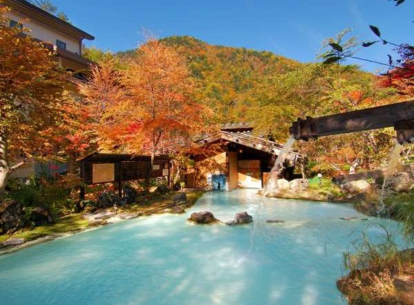【全国】4000以上の温泉を巡ったライターおすすめ!白・緑・赤・茶・青・黒のカラフル温泉6選