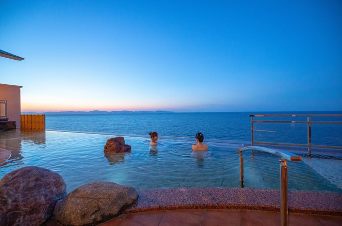 海が見える絶景ホテル・旅館12選!オーシャンビューをインフィニティ風呂や客室露天で満喫<2026>