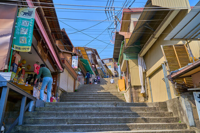 金刀比羅宮に向かう石段の参道（画像提供：PIXTA）